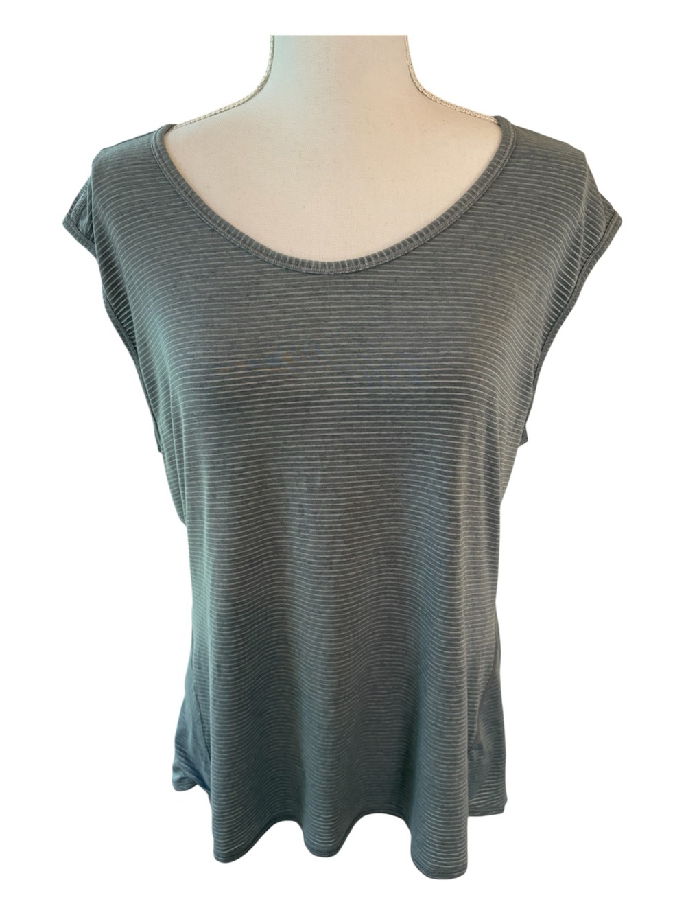 Athleta Sleeveless Gray Lightweight Top. Size L
